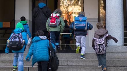Immer mehr Grundschüler kommen aus der Ukraine. Das stellt die Schulen vor besondere Herausforderungen.