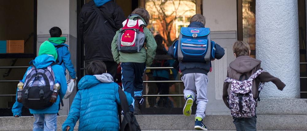 Immer mehr Grundschüler kommen aus der Ukraine. Das stellt die Schulen vor besondere Herausforderungen.