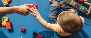 Gut aufgehoben: Ein Kleinkind spielt in einer Kita.