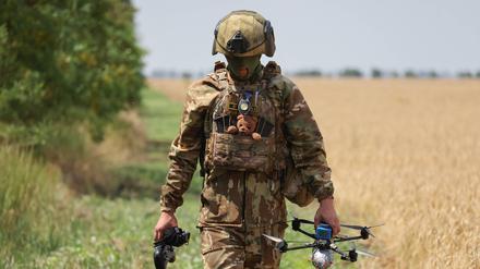 Soldat der Dnepr-Gruppe der russischen Armee mit Drohne. In der ukrainischen Stadt, die am Fluss Dnepr liegt, greift Russland gezielt Zivilisten mit Drohnen an.