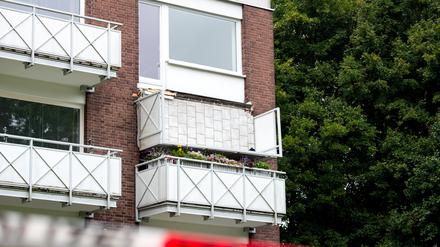 Ein abgestürzter Balkon hängt im Stadtteil Langenhorn an einem Mehrfamilienhaus.