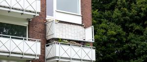 Ein abgestürzter Balkon hängt im Stadtteil Langenhorn an einem Mehrfamilienhaus.