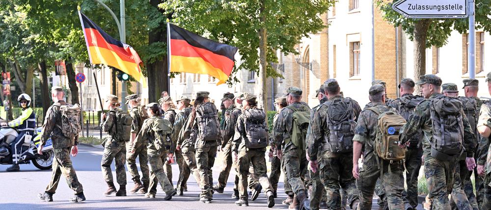 Soldaten erinnern an verstorbenen Kollegen mit einem mehrtägigen Marsch.