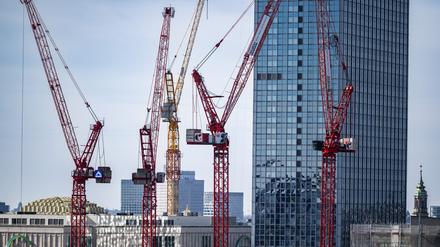 Kräne stehen auf einer Baustelle am Alexanderplatz. Die deutsche Wirtschaft wird in diesem Jahr laut einer neuen Prognose des Wirtschaftsforschungsinstituts IMK um 0,3 Prozent schrumpfen.