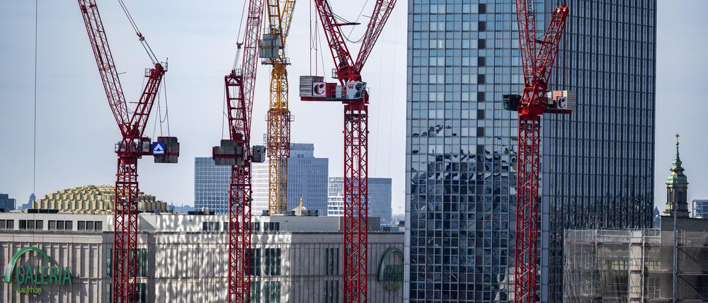 Kräne stehen auf einer Baustelle am Alexanderplatz (Archivbild).
