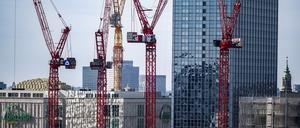 Kräne stehen auf einer Baustelle am Alexanderplatz. 