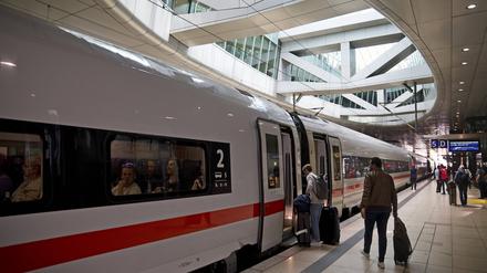 Ein ICE kurz vor der Abfahrt in Frankfurt/Main Flughafen. Sind in Deutschland bald weniger Fernzüge unterwegs?