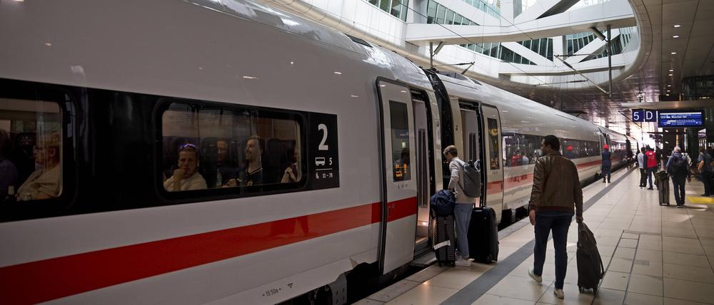 Ein ICE kurz vor der Abfahrt in Frankfurt/Main Flughafen. Sind in Deutschland bald weniger Fernzüge unterwegs?