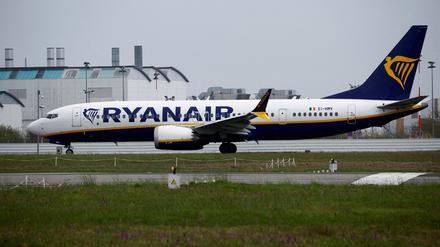 Ein Flieger der Billig-Airline Ryanair steht auf dem Rollfeld am Flughafen in Nantes.