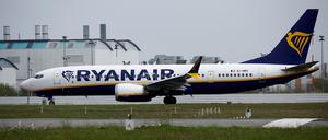 Ein Flieger der Billig-Airline Ryanair steht auf dem Rollfeld am Flughafen in Nantes.