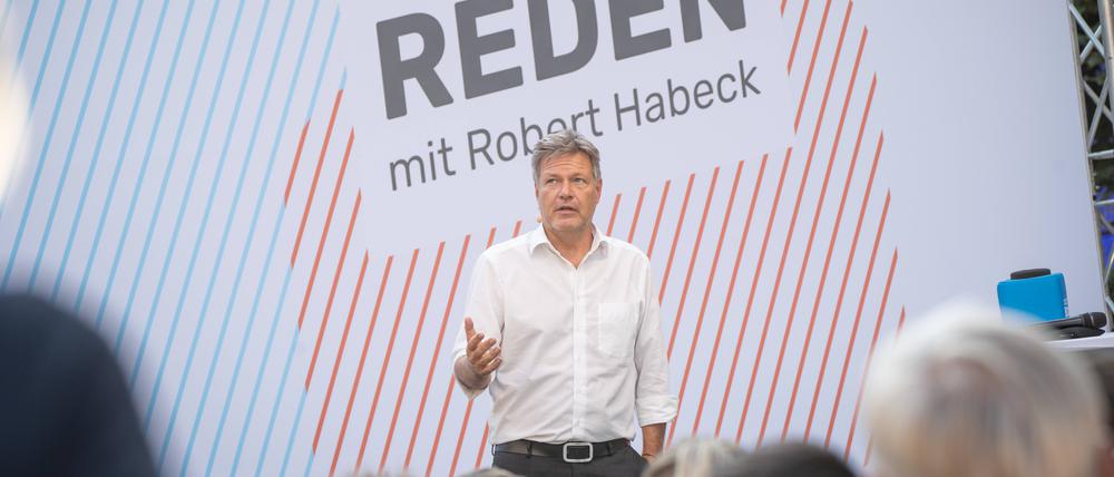 Bundeswirtschaftsminister Robert Habeck spricht bei einem Sommerdialog. 