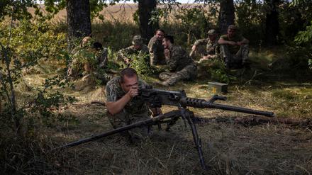 Ein Soldat der 22. Separaten Mechanisierten Brigade der Ukraine zielt mit einem Browning M2-Maschinengewehr während einer Übung in der Region Sumy in der Nähe der russischen Grenze (Symbolbild).
