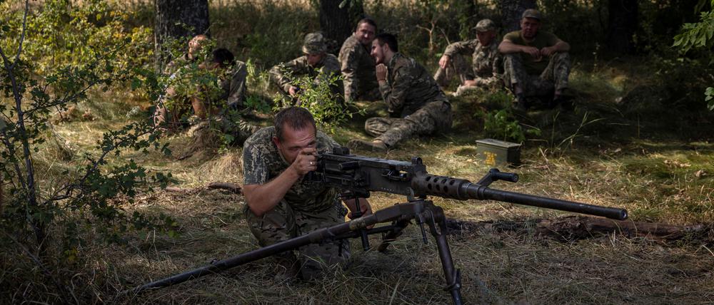 Ein Soldat der 22. Separaten Mechanisierten Brigade der Ukraine zielt mit einem Browning M2-Maschinengewehr während einer Übung in der Region Sumy in der Nähe der russischen Grenze (Symbolbild).