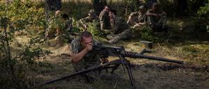 Ein Soldat der 22. Separaten Mechanisierten Brigade der Ukraine zielt mit einem Browning M2-Maschinengewehr während einer Übung in der Region Sumy in der Nähe der russischen Grenze (Symbolbild).