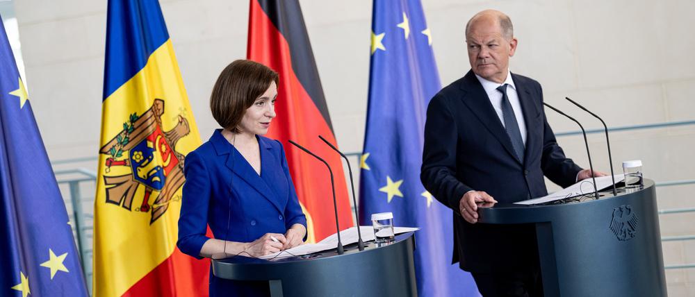 Bundeskanzler Olaf Scholz (SPD, r) und Maia Sandu, Präsidentin der Republik Moldau, geben im Bundeskanzleramt eine gemeinsame Pressekonferenz.
