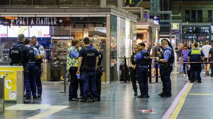 Polizisten stehen in einem abgesperrten Bereich am Frankfurter Hauptbahnhof.