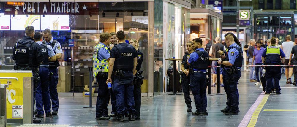 Polizisten stehen in einem abgesperrten Bereich am Frankfurter Hauptbahnhof.