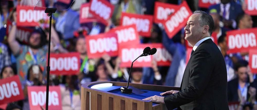 „Second Gentleman“ Douglas Emhoff spricht beim Parteitag der US-Demokraten.