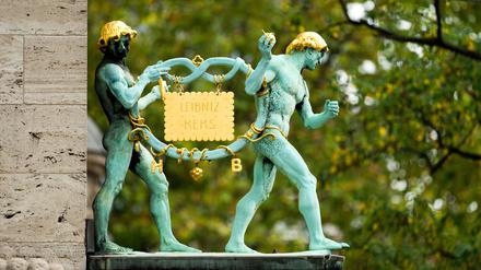 Der Goldene Leibniz Keks hängt am Bahlsen-Stammsitz in Hannover. (Symbolbild)