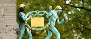 Der Goldene Leibniz Keks hängt am Bahlsen-Stammsitz in Hannover. (Symbolbild)