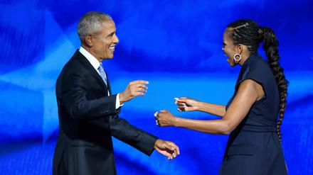 Der frühere US-Präsident Barack Obama (links) und seine Frau Michelle beim Parteitag der US-Demokraten.