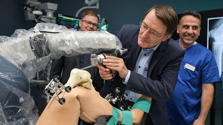 Karl Lauterbach (SPD), Bundesminister für Gesundheit, zu Besuch im Erfurter Helios-Klinikum.