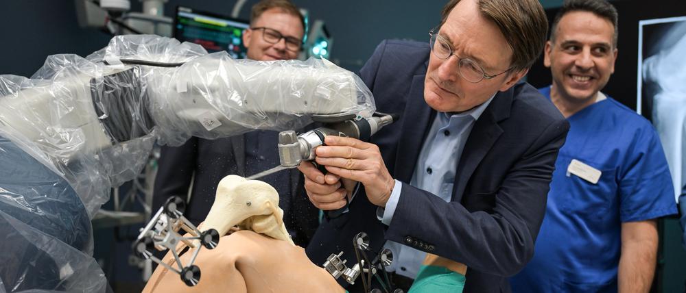 Karl Lauterbach (SPD), Bundesminister für Gesundheit, zu Besuch im Erfurter Helios-Klinikum.