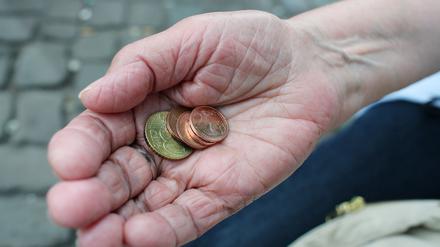 Eine Rentnerin hält ein paar Cent-Münzen in ihrer Hand. (Symbolbild)