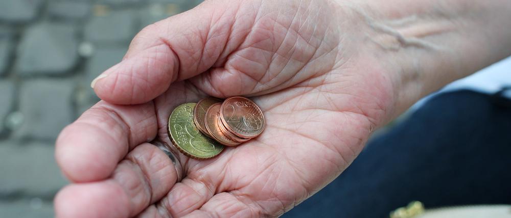 Eine Rentnerin hält ein paar Cent-Münzen in ihrer Hand. (Symbolbild)