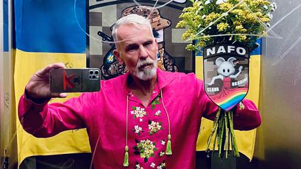 Stylist und Influencer Frank-Peter Wilde, in seiner Hand der Aufnäher, den großzügige Unterstützer erhalten.