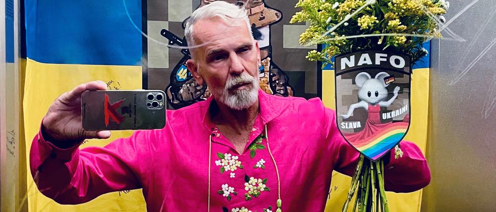 Stylist und Influencer Frank-Peter Wilde, in seiner Hand der Aufnäher, den großzügige Unterstützer erhalten. 