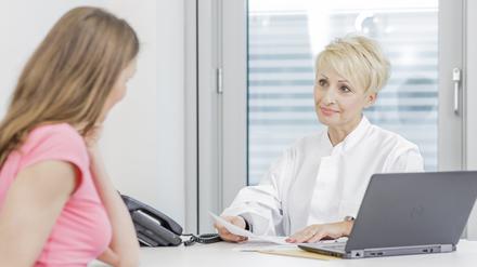 Wer medizinische Maßnahmen am Lebensende genau verstehen will, kann sich von Hausarzt oder Hausärztin bei der Patientenverfügung beraten lassen.