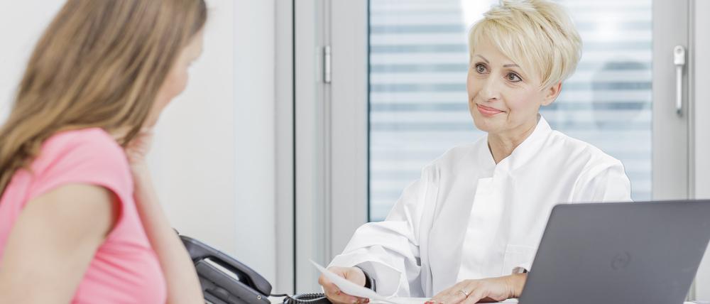 Wer medizinische Maßnahmen am Lebensende genau verstehen will, kann sich von Hausarzt oder Hausärztin bei der Patientenverfügung beraten lassen.