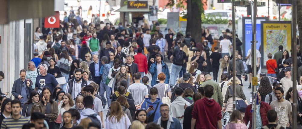 Menschen in einer Fußgängerzone in Stuttgart.