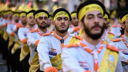 Hisbollah-Anhänger auf der Beerdigung von Fuad Shukr, eines mutmaßlich von Israel getöteten Kommandeurs der Truppe, in Beirut.