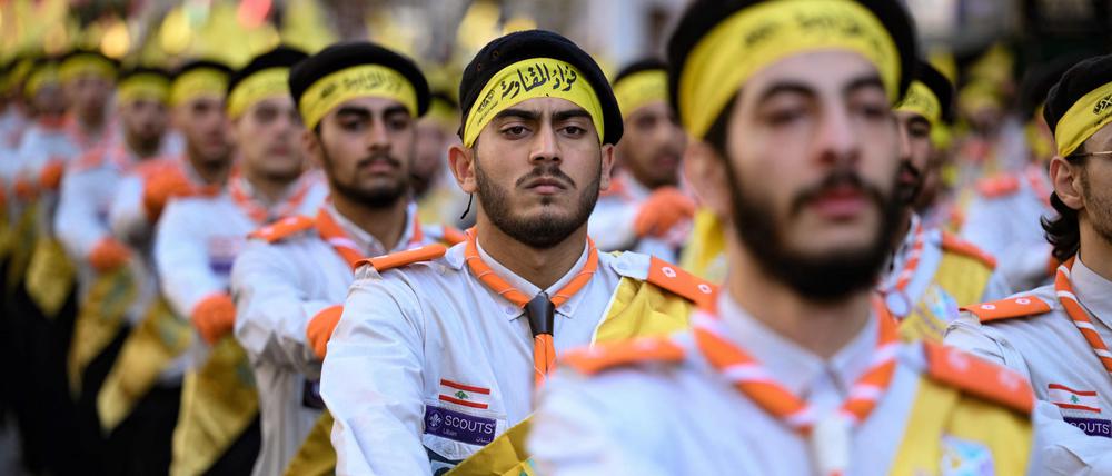 Hisbollah-Anhänger auf der Beerdigung von Fuad Shukr, eines mutmaßlich von Israel getöteten Kommandeurs der Truppe, in Beirut.