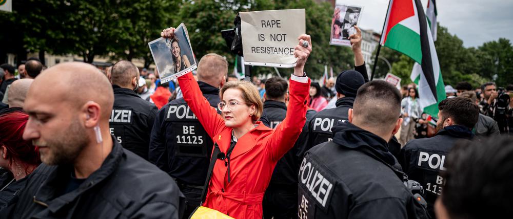 Karoline Preisler (M, FDP), Politikerin, steht am Rande einer propalästinensischen Demonstration. (Archivbild)
