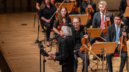 Die 102-jährige Holocaustüberlebende Margot Friedländer spricht zum Konzert der Angelika Prokopp Sommerakademie der Wiener Philharmoniker im Konzerthaus am Gendarmenmarkt am 20.8.2024, Foto: Stefan Maria Rother