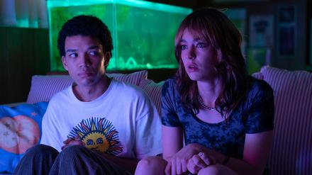 Owen (Justice Smith) und Maddy (Brigette Lundy-Paine) verlieren sich in der Realität einer Fernsehserie.