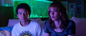 Owen (Justice Smith) und Maddy (Brigette Lundy-Paine) verlieren sich in der Realität einer Fernsehserie.