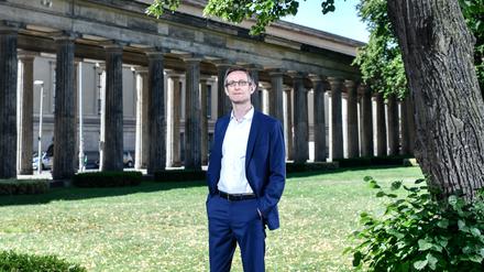 Umrankt: Ralph Gleis vor den Kolonnaden, welche die Alte Nationalgalerie auf der Museumsinsel umgeben, ein Arbeitsplatz fast im Grünen.  