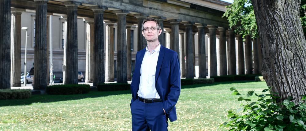 Umrankt: Ralph Gleis vor den Kolonnaden, welche die Alte Nationalgalerie auf der Museumsinsel umgeben, ein Arbeitsplatz fast im Grünen.  