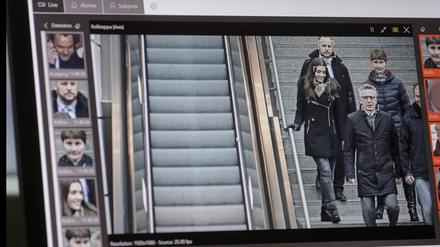 Ein Computer mit automatischer Gesichtserkennung-Software analysiert Passanten auf dem Bahnhof Südkreuz. (Archivbild)