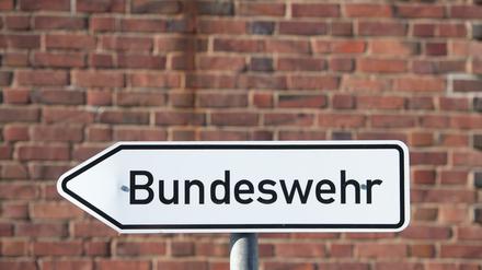 Ein Hinweisschild mit dem Schriftzug „Bundeswehr“ steht auf dem Gelände einer Bundesliegenschaft inS tralsund, Mecklenburg-Vorpommern.