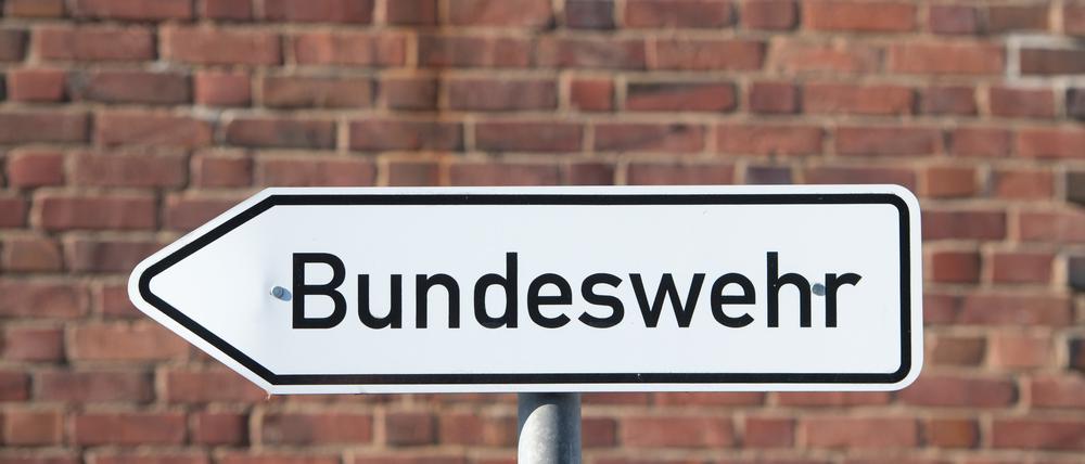 Ein Hinweisschild mit dem Schriftzug „Bundeswehr“ steht auf dem Gelände einer Bundesliegenschaft inS tralsund, Mecklenburg-Vorpommern.