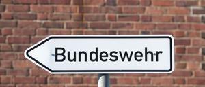 Ein Hinweisschild mit dem Schriftzug „Bundeswehr“ steht auf dem Gelände einer Bundesliegenschaft inS tralsund, Mecklenburg-Vorpommern.
