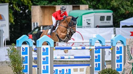 Johanna Zander-Keil springt über Hindernisse, die bis zu 1,50 Meter hoch sind.