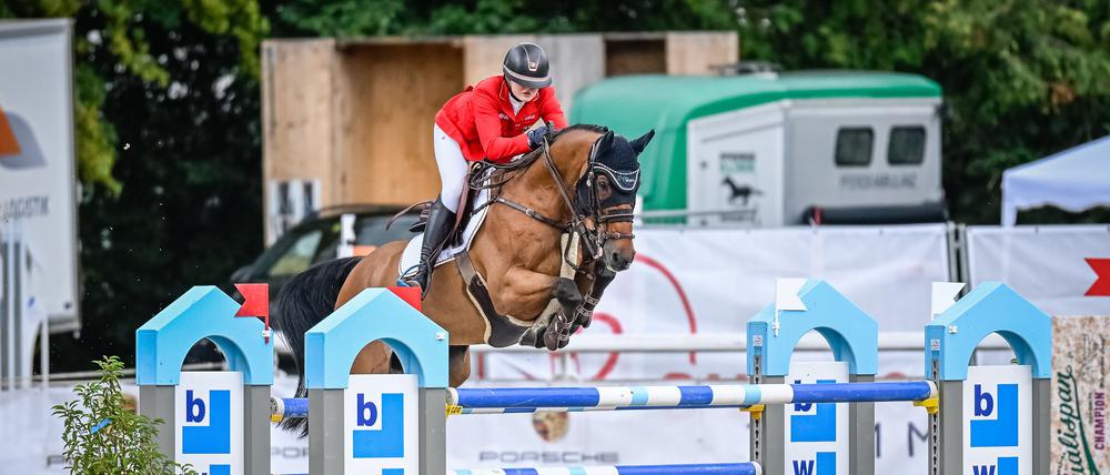 Johanna Zander-Keil springt über Hindernisse, die bis zu 1,50 Meter hoch sind.