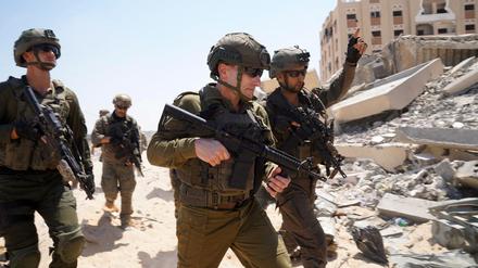 Der stellvertretende Stabschef der Israelischen Streikräfte Amir Baram (Mitte) bei einem Einsatz am Dienstag im Gazastreifen.
