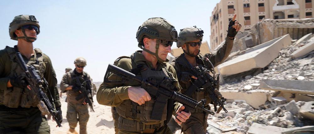 Der stellvertretende Stabschef der Israelischen Streikräfte Amir Baram (Mitte) bei einem Einsatz am Dienstag im Gazastreifen.